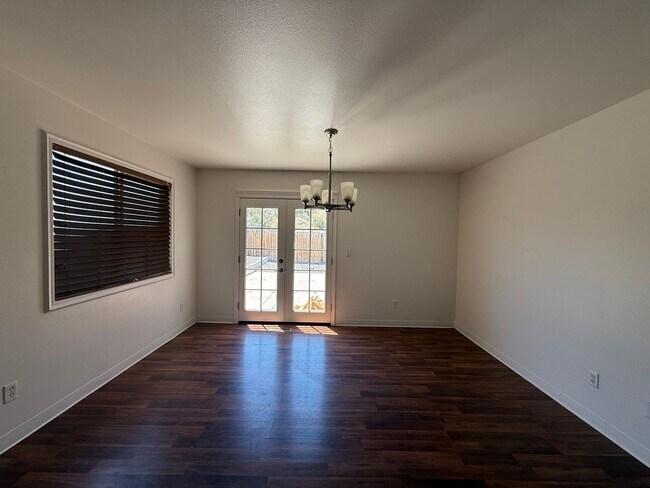Building Photo - Adorable home in North Valleys