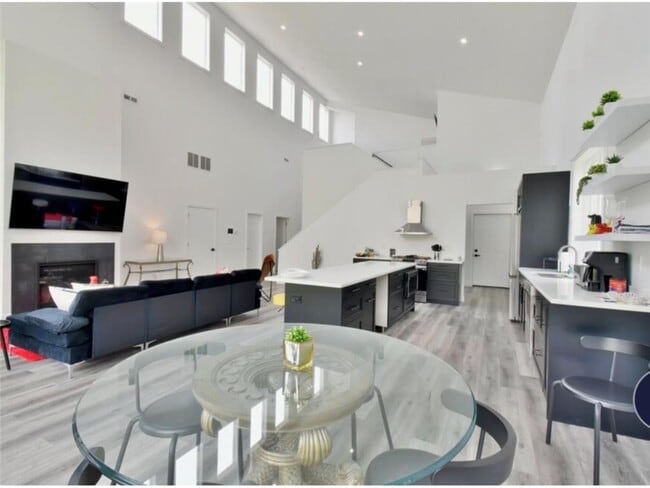 Building Photo - 1021 Gardner St E