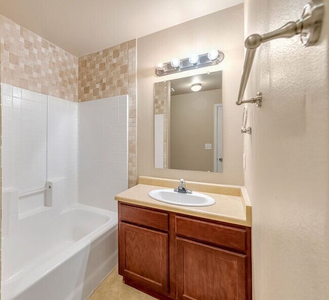 Building Photo - Spacious Multi-Level Townhome in Brookwillow