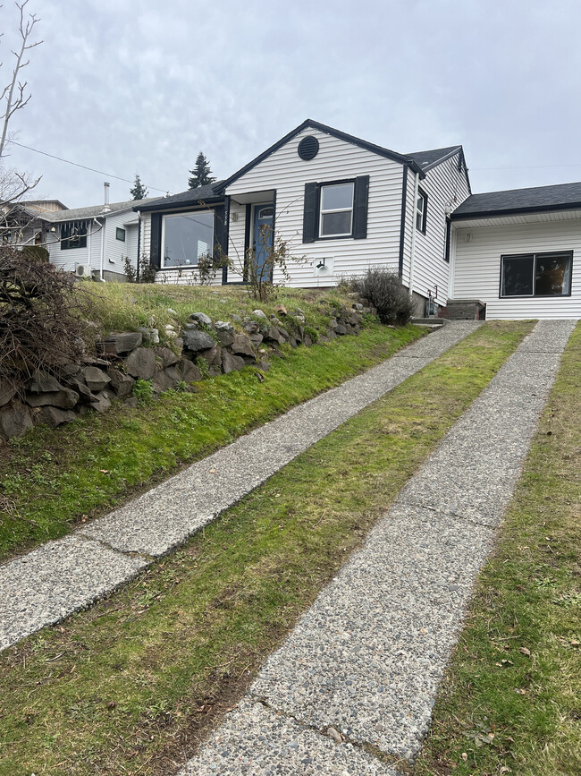 Building Photo - 558 Windsor Pl NE