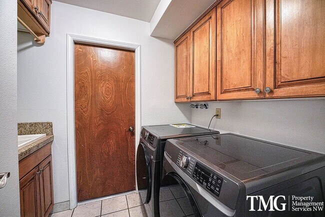 Building Photo - 3841 SE Madsen Ct