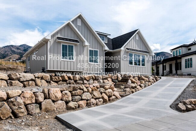 Building Photo - Gorgeous 3 br 2 bath home in Hyde Park! Ha...
