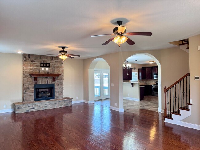 Building Photo - Beautiful Home Located in Farmington Subdivision. 3 Bedrooms, 3.5 baths, Bonus with Wet Bar!