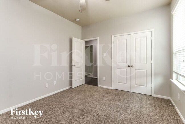 Building Photo - 907 River Crossing Dr