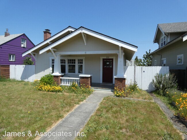 Building Photo - 3 br, 1 bath House - 221 W 9th Street