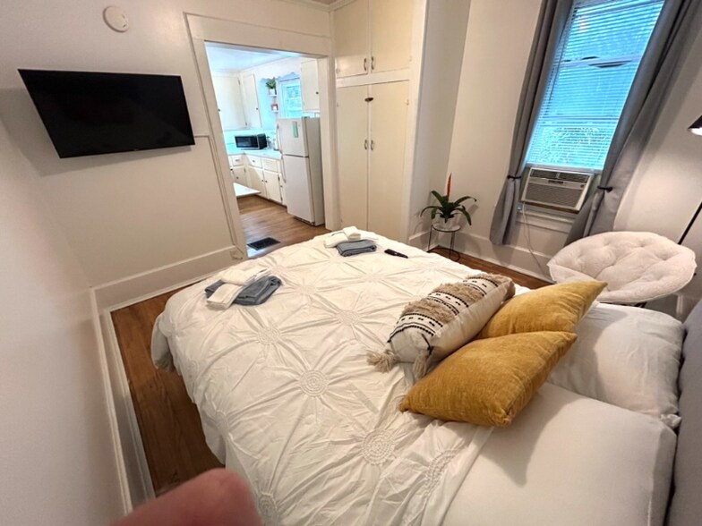 Building Photo - 718 N Cayuga St