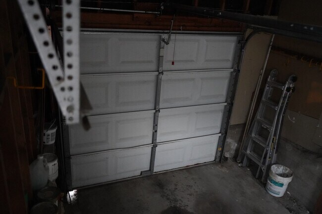 Building Photo - Spacious 3 bedroom, 1 bathroom renovated home