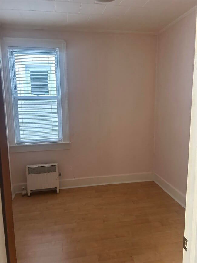 Building Photo - 18 W 16th St