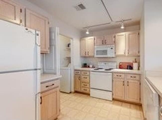 Building Photo - Cozy Two Bed/Two Bath Condo in Convenient ...
