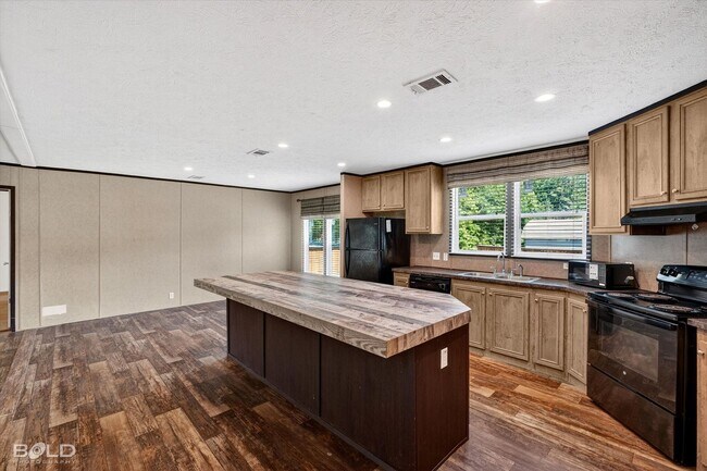 Building Photo - 4BD/2BA home with fenced back yard.