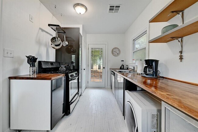 Building Photo - 2943 Higgins St