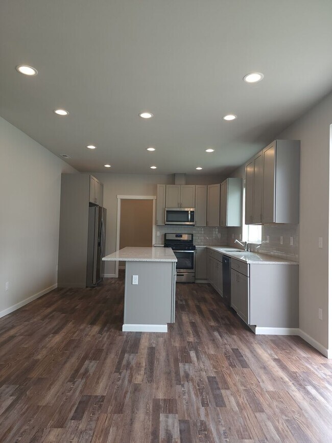 Building Photo - 15717 View Dr Ct SE