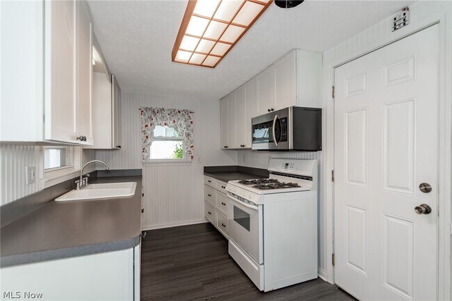 Building Photo - 8279 Westmoor Rd