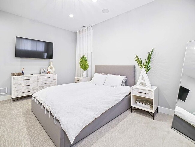 Building Photo - "Spacious 5-Bedroom Gem with 3 Full Baths in the Heart of Chicago – 4,200 Sq Ft of Comfort and St...