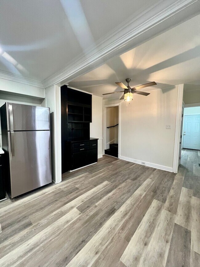 Building Photo - 3 Bedroom 2 Bath City Home Available