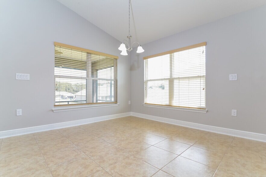 Building Photo - 905 Chestnut Dr
