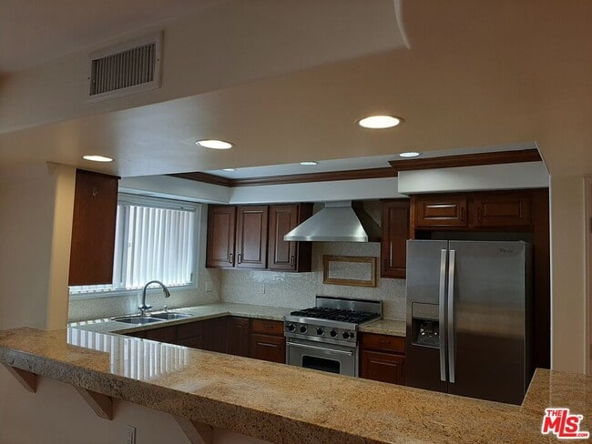 Building Photo - 10390 La Grange Ave