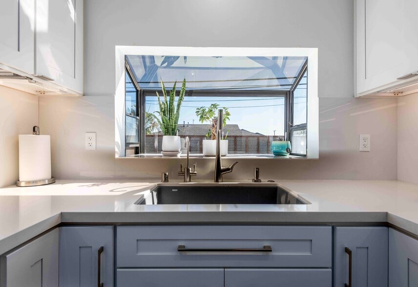 Building Photo - 5848 Canterbury Dr