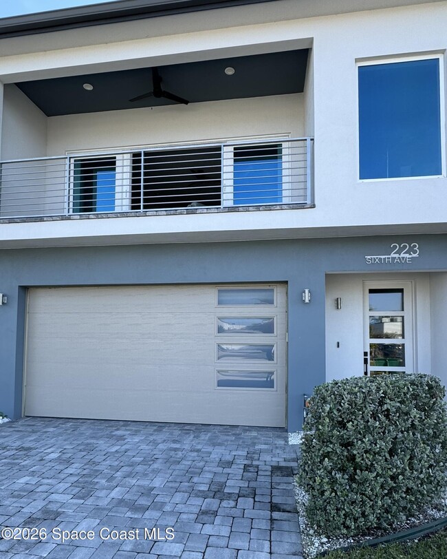 Building Photo - 223 6th Ave