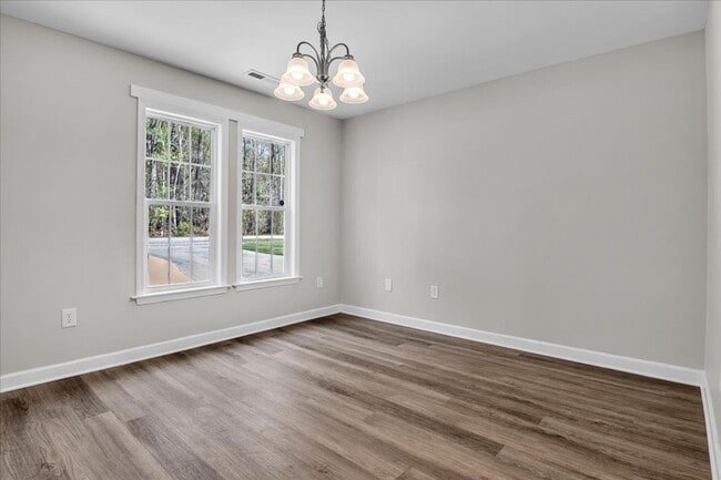 Building Photo - 3 Bedroom 2.5 Bathroom Home