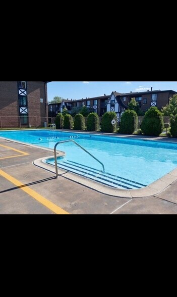 Building Photo - 13615 Lamon Ave