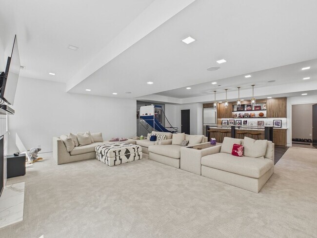 Building Photo - 155 Southmoor Dr