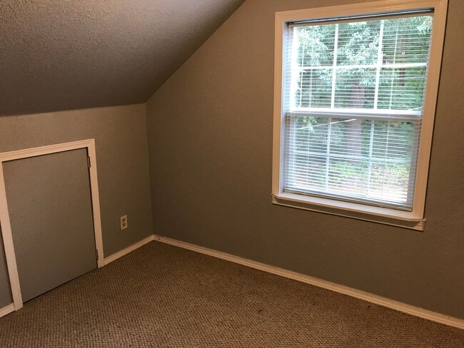 Building Photo - Charming 3 Bedroom Cottage Located in SW P...
