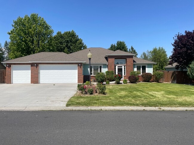 Primary Photo - Super Attractive Home in Pelican Point!!