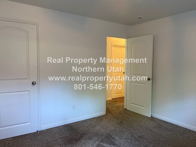 Building Photo - 5 Bedroom Home In West Point Available Now!