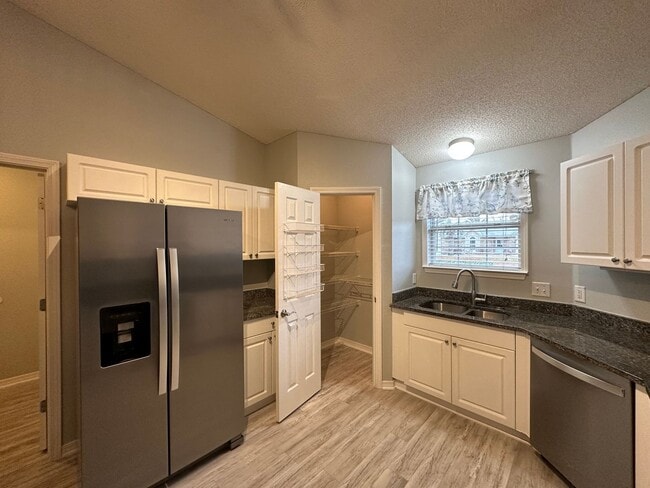 Building Photo - Adorable Home For Rent