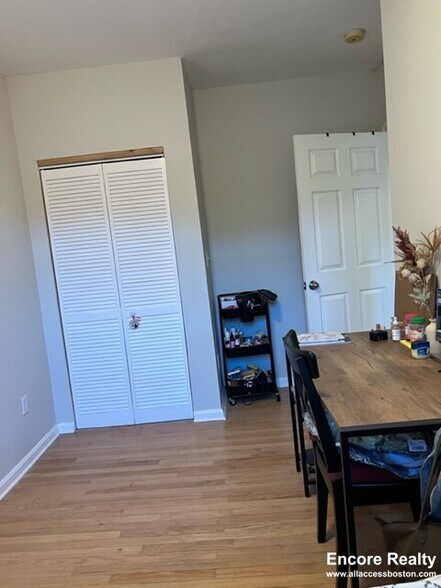 Building Photo - 220 Hanover St