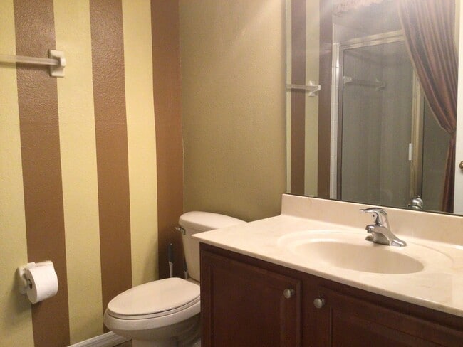 Building Photo - 410 Bloomfield Dr