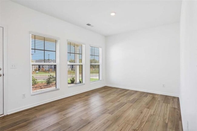 Building Photo - 2165 Boxwood Cir