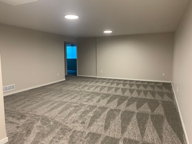 Building Photo - Located in SE Lincoln! Newer ranch townhome with 2 stall garage. Spacious 3 bedrooms/3 bathroom, ...