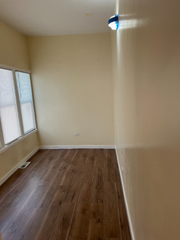 Building Photo - 705 W 81st St