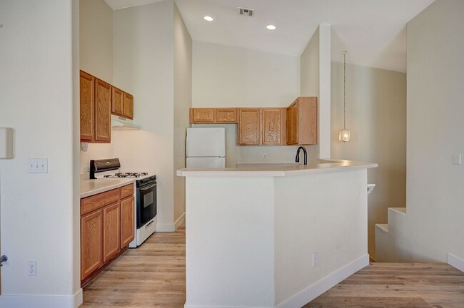 Building Photo - Charming 2-Bedroom Condo with Modern Ameni...