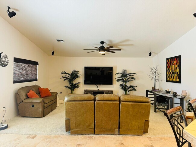 Building Photo - SHORT TERM RENTAL 3BD/2BA IN PRIVATE GATED...