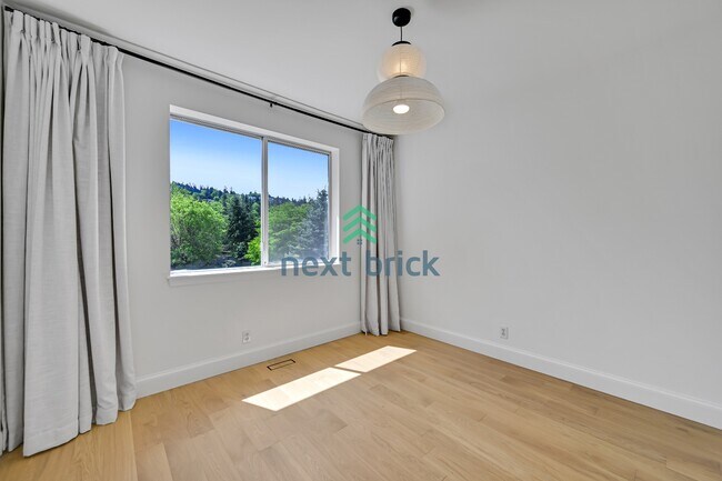 Building Photo - Beautiful Bellevue Single Family Home with 4 Beds + Bonus Room+ Den For Rent