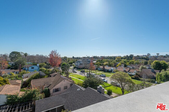 Building Photo - 3232 S Barrington Ave