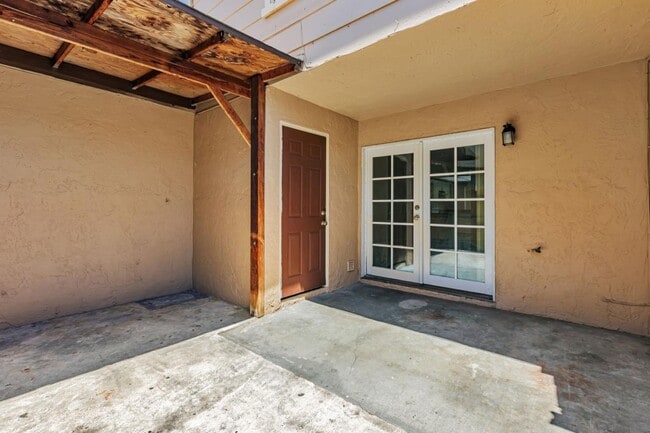 Building Photo - 985 Bellhurst Ave