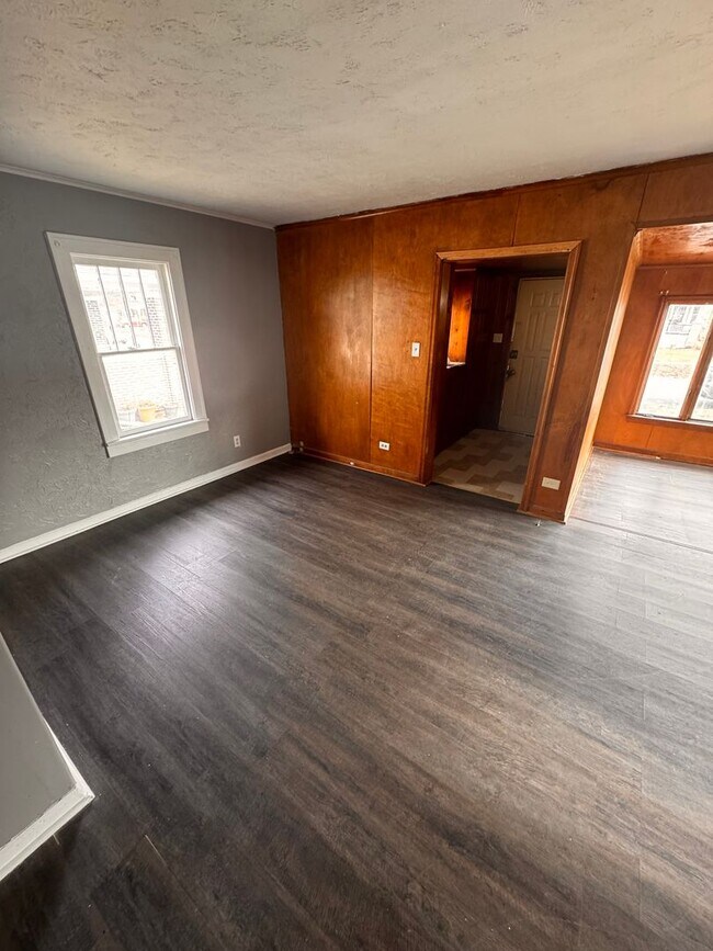 Building Photo - 2 Bedroom with Garage PENDING