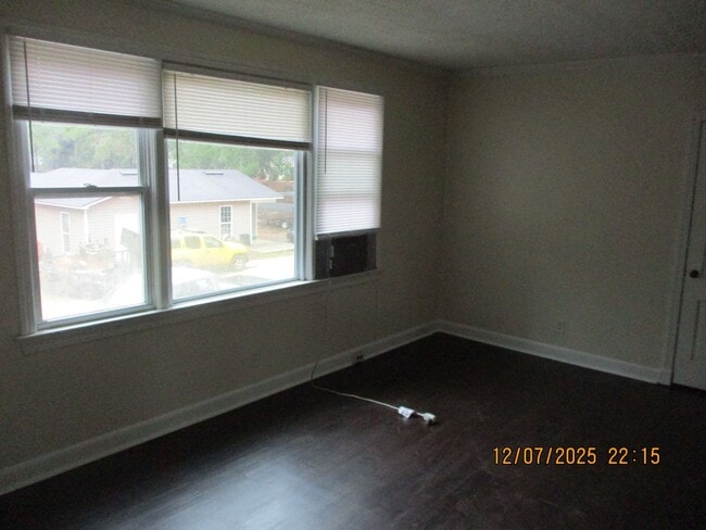 Building Photo - 1415 N Davis St