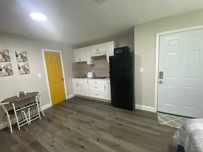 Primary Photo - 503 W Palm Dr