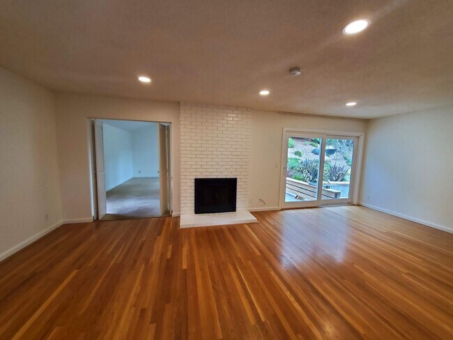 Building Photo - Mont Marin 4x3 home with bedroom suites on...