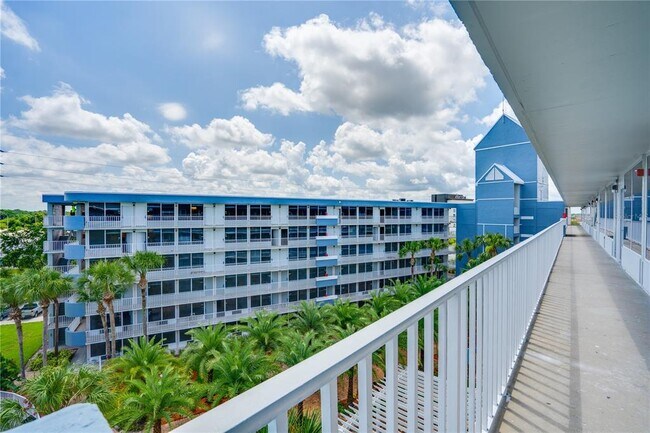Building Photo - 3010 W Bay Cir
