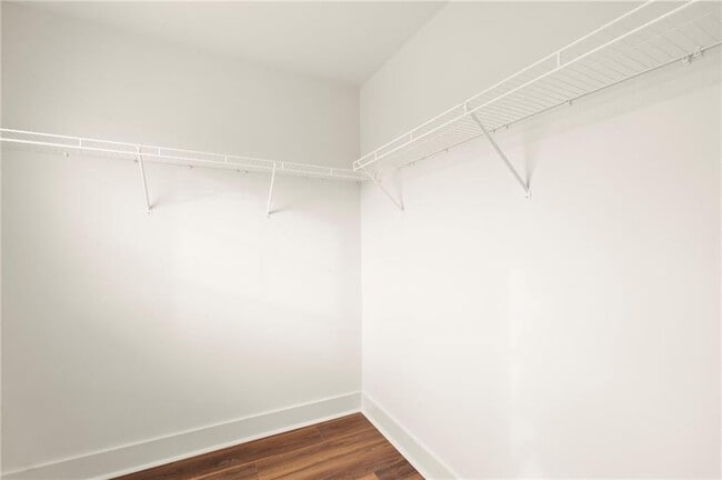 Building Photo - 1833 Edgehill Dr