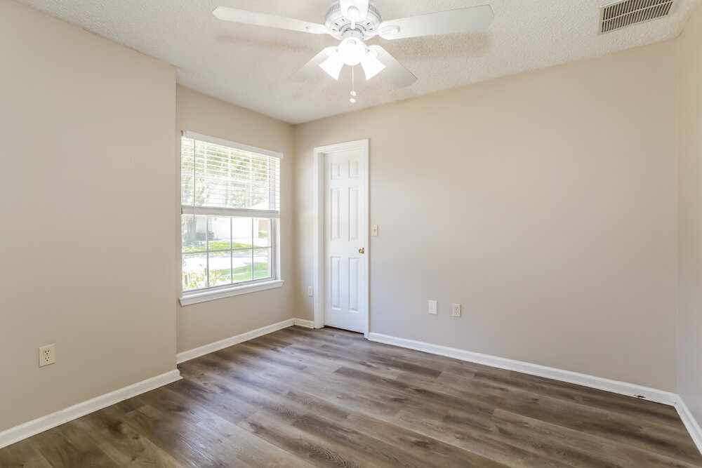 Building Photo - 8073 Leafcrest Dr