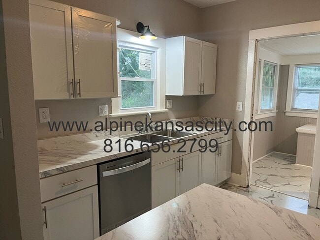 Building Photo - Updated Bungalow in Center District! Section 8 OK.