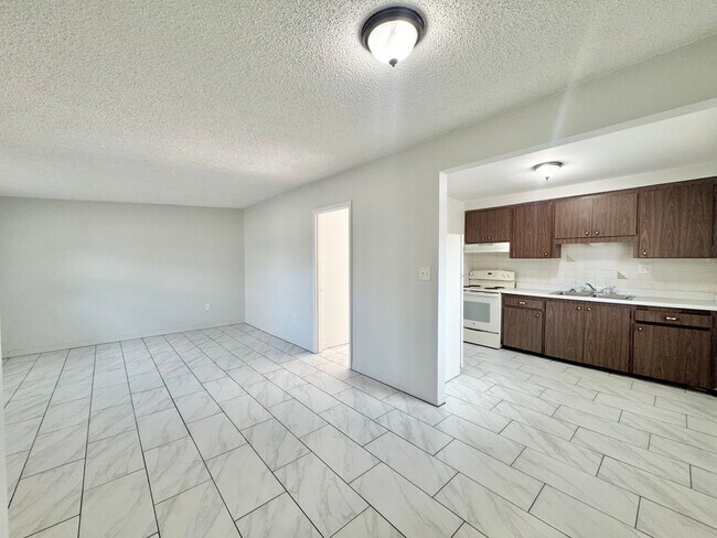 Building Photo - Off Havendale - End Unit Duplex