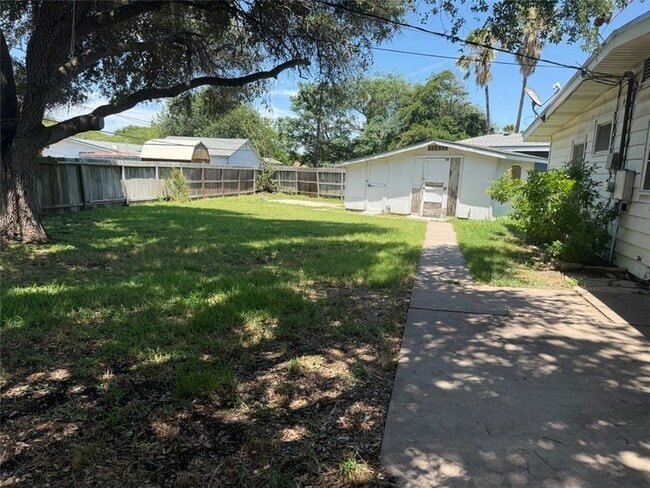 Building Photo - 117 Holly Dr